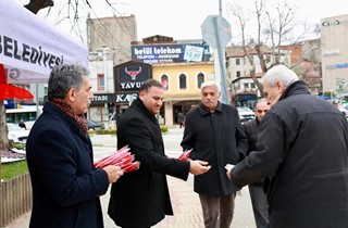 Gemlik Belediyesi’nden Türk Bayrağı Dağıtımı